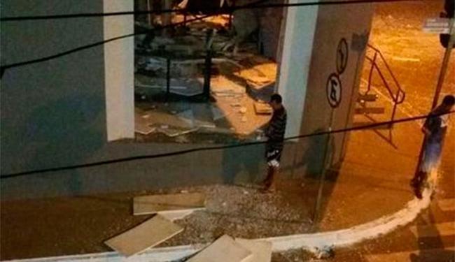 Bandidos atacaram a agência do BB na cidade baiana de Caculé (Foto: Reprodução | Blog do Anderson)