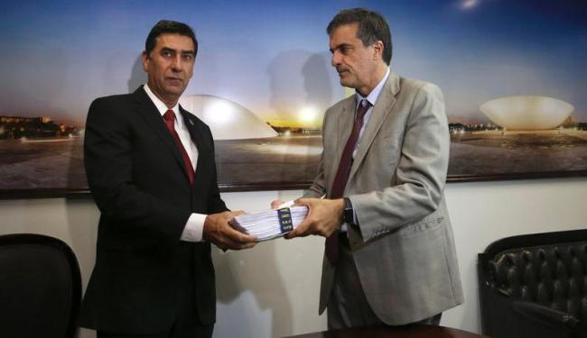 José Eduardo Cardozo (D), advogado da presidenta afastada Dilma, entrega defesa (Foto: José Cruz | Agência Brasil)