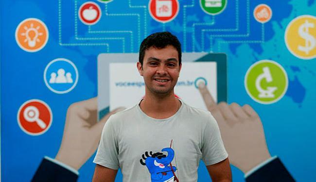Estudante de sistemas de informação, Costa faz estágio em uma empresa de softwares (Foto: Xando Pereira | Ag. A TARDE)