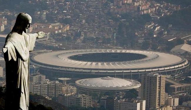 Vista aérea do Rio de Janeiro mostra o Cristo Redentor e o estádio do Maracanã (Foto: Ricardo Moraes l Reuters)