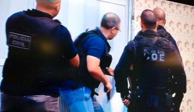 Policiais estiveram em um prédio na Barra, na manhã desta quinta-feira (Foto: Reprudção | TV Record)