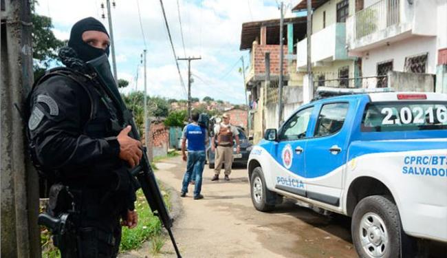 PMs foram presos em flagrante quando recebiam de um casal a quantia de R$ 15 mil como resgate (Foto: Divulgação | DP)