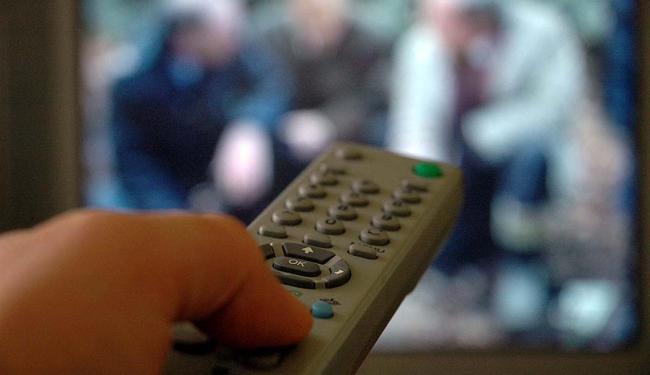 Estão vedadas a veiculação de propaganda política e a difusão de opinião de candidato