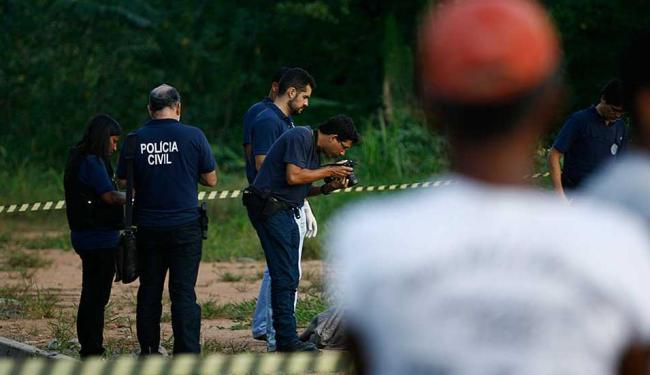 Polícia técnica realiza perícia em corpo de homem assassinado (Foto: Joá Souza | Ag. A TARDE)