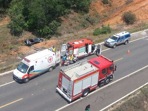 O acidente ocorreu próximo ao distrito de Mirantes, em Mata de São João (Foto: Divulgação/Graer) O acidente ocorreu próximo ao distrito de Mirantes, em Mata de São João (Foto: Divulgação/Graer)