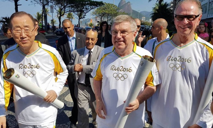 Ban Ki-moon e Thomas Bach com olímpica em Ipanema (Foto: Reprodução/Twitter Rio-2016) Ban Ki-moon e Thomas Bach com olímpica em Ipanema (Foto: Reprodução/Twitter Rio-2016)