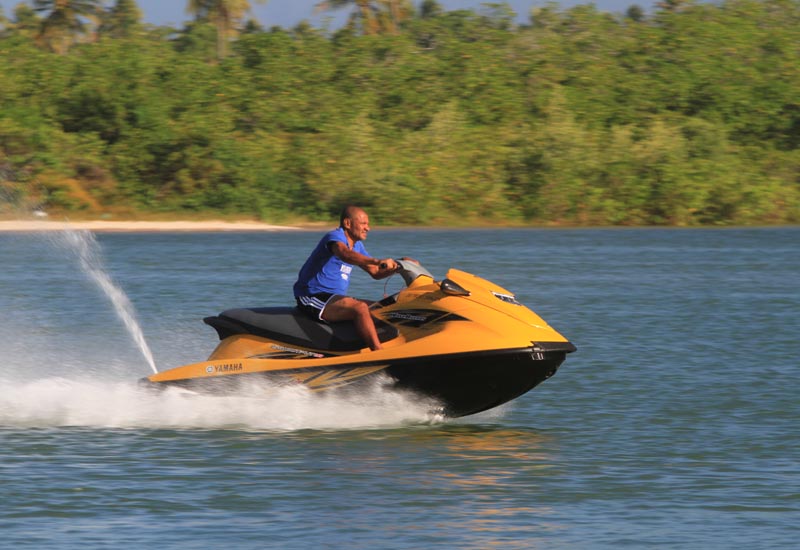 Quem mora ou visita Barra do Jacuípe pode desfrutar de diversas opções gastronômicas em barracas ou restaurantes e ainda aproveitar para praticar atividades esportivas, como passeios de caiaque, jet-ski e o surf