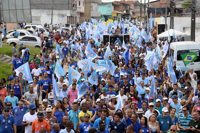 Elinaldo liderou a caminhada ao lado do candidato a vice-prefeito Tude (PMDB) e de candidatos a vereador da coligação 'É a Vez do Povo', além de outras lideranças políticas e comunitárias (Foto: Angelo Pontes)