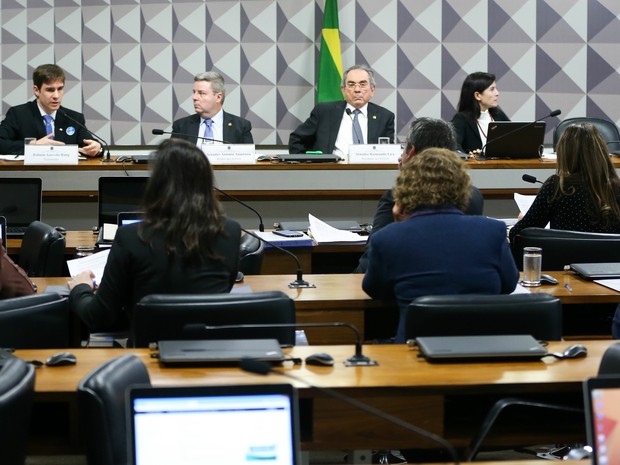 Sessão da comissão do impeachment em audiência com testemunha (Foto: Marcelo Camargo/Agência Brasil)