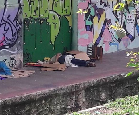 O homem aparentava ter 30 anos e foi encontrado perto da linha do trem com várias marcas de facadas