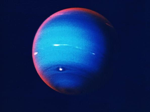 Objeto gira em torno do Sol de modo quase perpendicular relativamente aos outros planetas