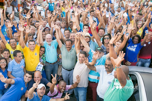 Elinaldo participou ao lado do candidato a vice, José Tude (PMDB), de uma caminhada no bairro da Piaçaveira