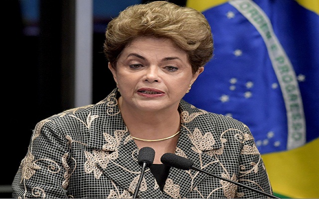 Após o depoimento de Dilma, por conta de aplausos e vaias, a sessão teve de ser suspensa por Lewandowski por alguns segundos (Foto: AFP) Após o depoimento de Dilma, por conta de aplausos e vaias, a sessão teve de ser suspensa por Lewandowski por alguns segundos (Foto: AFP)