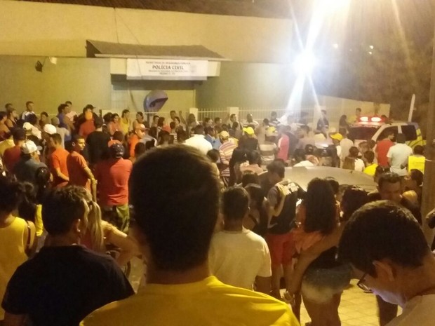 População tentou invadir a delegacia e ateou fogo em motos que estavam no pátio do local (Foto: Reprodução/Blog de Pedro II)