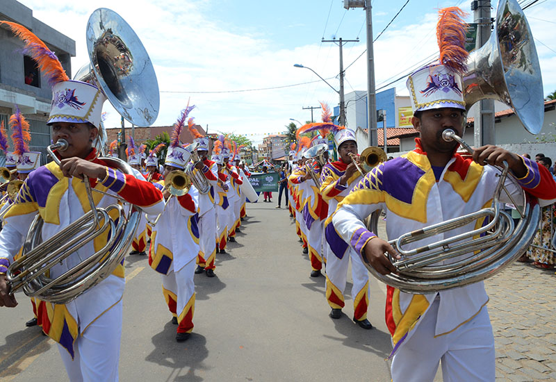 Desfile de Monte Gordo sai da da rua principal do distrito (Foto: Aristeu Chagas)