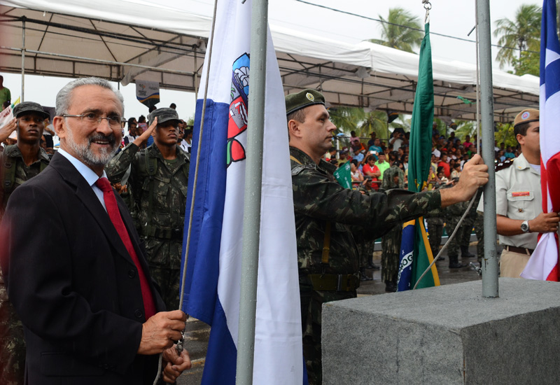 Prefeito Ademar Delgado hasteia bandeira de Camaçari (Foto: Aristeu Chagas) Prefeito Ademar Delgado hasteia bandeira de Camaçari (Foto: Aristeu Chagas)