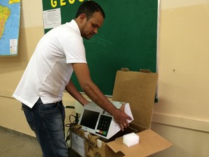 Mesários são responsáveis por organizar o pleito no dia da votação (Foto: Vitor Santana/G1 GO)