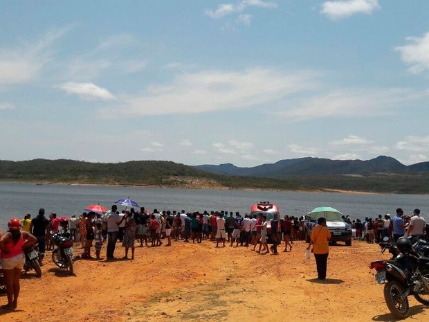Seis pessoas estavam na canoa quando a embarcação afundou. Três conseguiram se salvar (Foto: Polícia Militar / Divulgação)