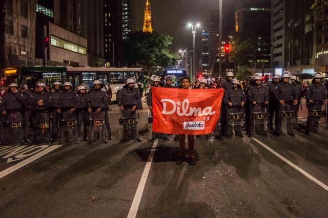 Manifestante contrário ao impeachment de Dilma Rousseff segura bandeira em frente a tropa da PM de São Paulo (Foto: TABA BENEDICTO / Agência O Dia)
