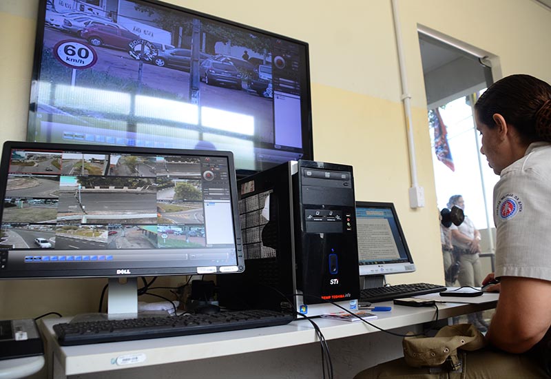 Sala de videomonitoramento conta com 20 câmeras (Foto: Aristeu Chagas)