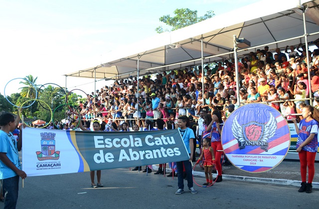 O desfile reuniu dois mil estudantes de cinco escolas municipais e uma creche (Foto: Aristeu Chagas)