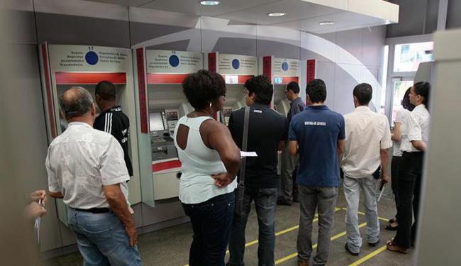 Bancários querem reajuste salarial e melhores condições de trabalho (Foto: Raul Spinassé | Ag. A TARDE)