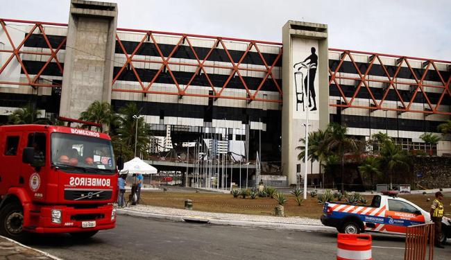 Bombeiros, peritos e membros do governo estiveram no Centro de Convenções nesta manhã (Foto: Joá Souza | Ag. A TARDE)