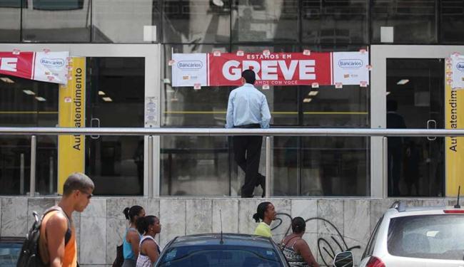 ancos e sindicato continuam com impasse sobre reajuste (Foto: Raul Spinassé | Ag. A TARDE)
