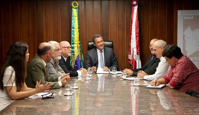 Rui Costa e dirigentes do Grupo Ferracini assinaram o protocolo de intenções na Governadoria (Foto: Amandda Oliveira | GOVBA)