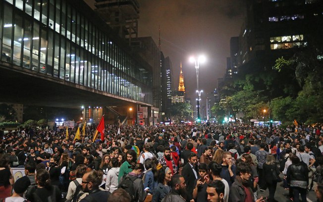 Manifestantes participam do protesto