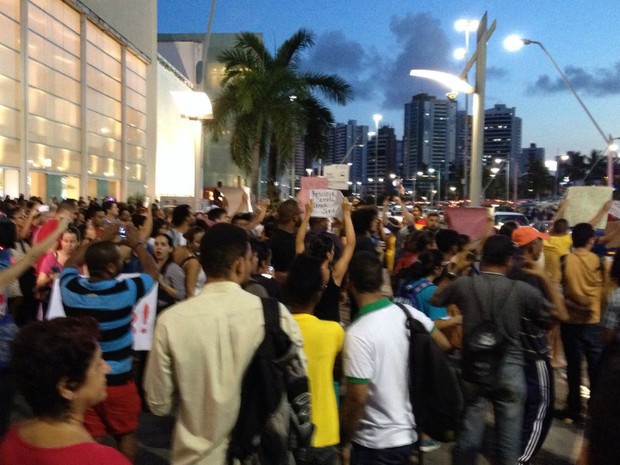 Grupo realizou manifestação contra o impeachment de Dilma Rousseff em Salvador (Foto: Maiana Belo/G1 Bahia)