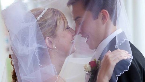 Katie e Dalton se conheceram aos 18 anos pelo Facebook e se casaram dois anos depois (Foto: Reprodução/Facebook) Katie e Dalton se conheceram aos 18 anos pelo Facebook e se casaram dois anos depois (Foto: Reprodução/Facebook)
