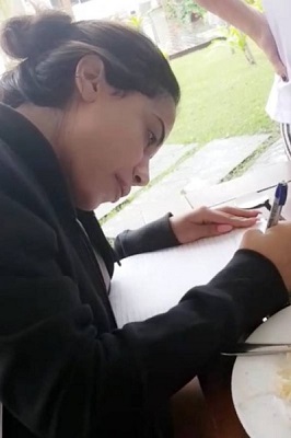Anitta: papel e caneta para se comunicar (Foto: Reprodução/ Snapchat) Anitta: papel e caneta para se comunicar (Foto: Reprodução/ Snapchat)
