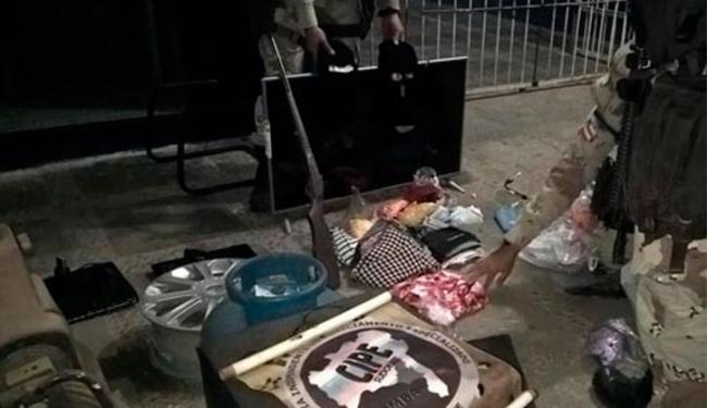 Policiais perceberam ação e conseguiram recuperar objetos roubados (Foto: Divulgação))