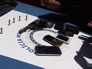 Arma, munições e celulares foram apreendidos com suspeito de assaltar ótica no centro de Salvador (Foto: Reprodução/ Tv Bahia)
