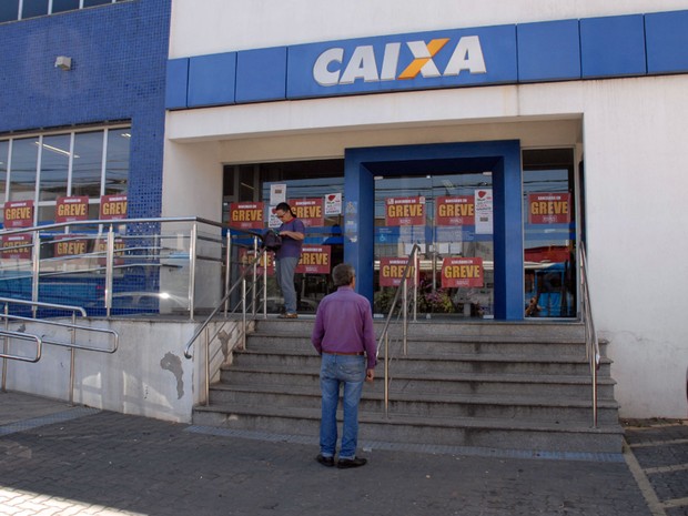Cliente se depara com agência bancária fechada em Campinas (Foto: Júiio César Costa)