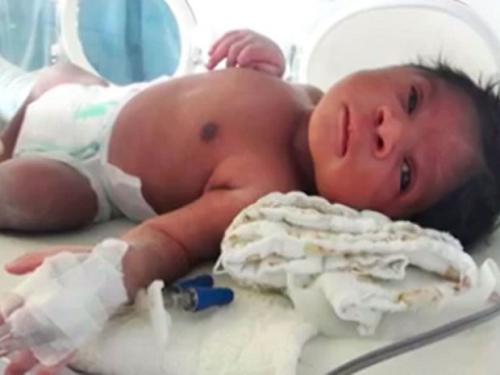 Bebê encontrado com turista estrangeiro em saco de lixo na Bahia (Foto: Reprodução / TV Bahia)