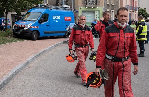Bombeiros em frente ao prédio onde houve explosão após vizinho tentar inalar gás em Dijon, França (Foto: Romain Lafabregue/AFP) Bombeiros em frente ao prédio onde houve explosão após vizinho tentar inalar gás em Dijon, França (Foto: Romain Lafabregue/AFP)