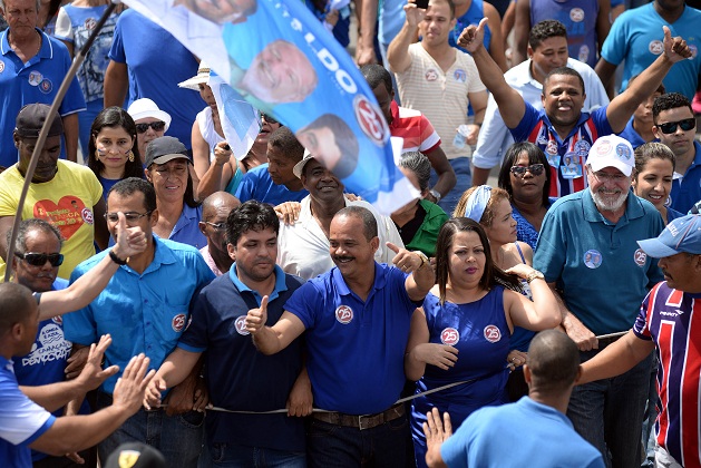 O candidato democrata visitou estabelecimentos comerciais, cumprimentou os transeuntes e conversou com a população (Foto: Ângelo Pontes)