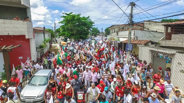 Caminhada reuniu uma multidão em plena manhã de domingo Caminhada reuniu uma multidão em plena manhã de domingo