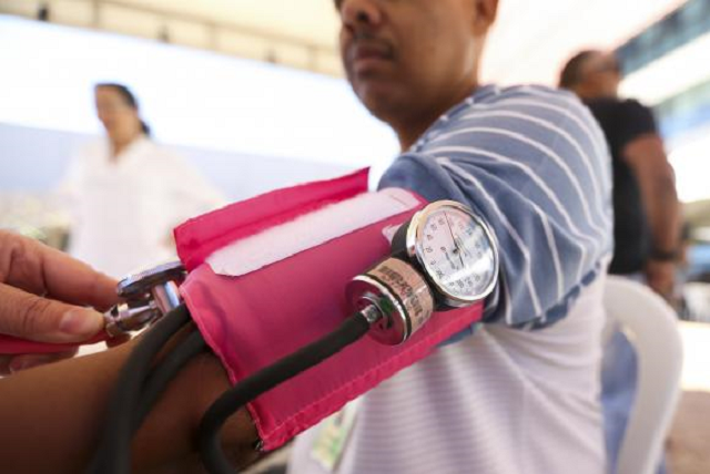 Segundo a OMS, muitas vidas poderiam ser salvas por meio de melhorias no acesso à saúde, sobretudo no que diz respeito ao controle da pressão alta e do colesterol alto (Foto: Marcelo Camargo/Agência Brasil) Segundo a OMS, muitas vidas poderiam ser salvas por meio de melhorias no acesso à saúde, sobretudo no que diz respeito ao controle da pressão alta e do colesterol alto (Foto: Marcelo Camargo/Agência Brasil)