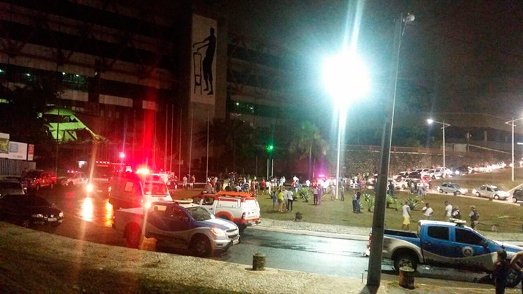 Polícia e ambulância estão no local para ver as vítimas da área que desabou - Foto do Leitor