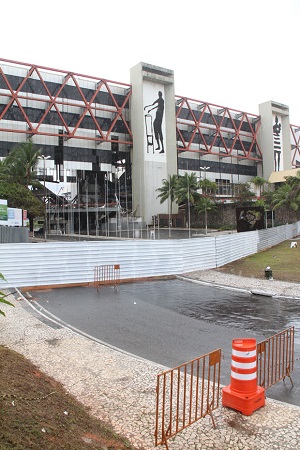 O equipamento está cercado por tapumes e parte da rotatória está interditada (Foto: Evandro Veiga/CORREIO)