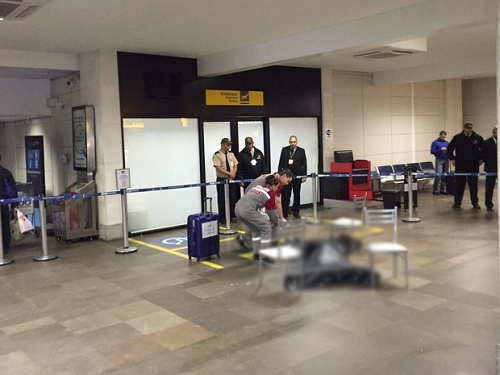 Homem é morto dentro do Aeroporto Salgado Filho em Porto Alegre (Foto: Eduardo Moura/G1)