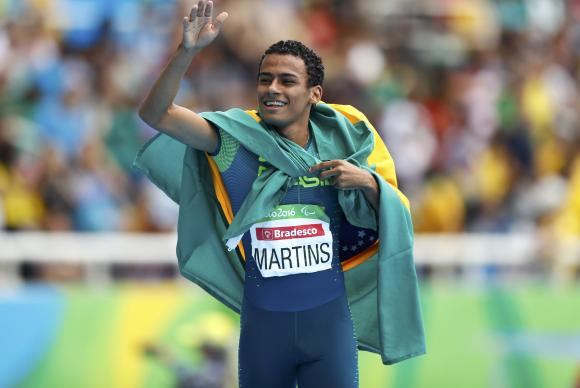 Daniel Martins comemora a medalha de ouro na prova dos 400m em categoria para deficientes intelectuais Reuters/Jason Cairnduff/Direitos Reservados Daniel Martins comemora a medalha de ouro na prova dos 400m em categoria para deficientes intelectuais Reuters/Jason Cairnduff/Direitos Reservados
