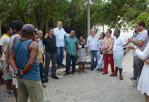 Prefeito verificou o andamento da obra da praça de Pé de Areia (Foto: agnaldo Silva)
