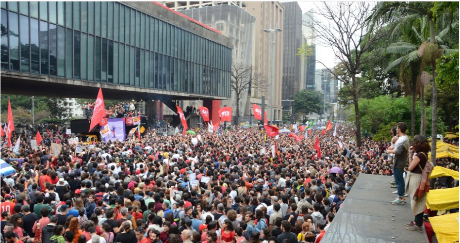 Manifestantes ocupam a avenida Paulista, em frente ao Masp, em São Paulo, em protesto contra o presidente Michel Temer (PMDB). Ato foi convocado por movimentos sociais (Foto: J. Duran Machfee/Futura Press/Estadão Conteúdo)