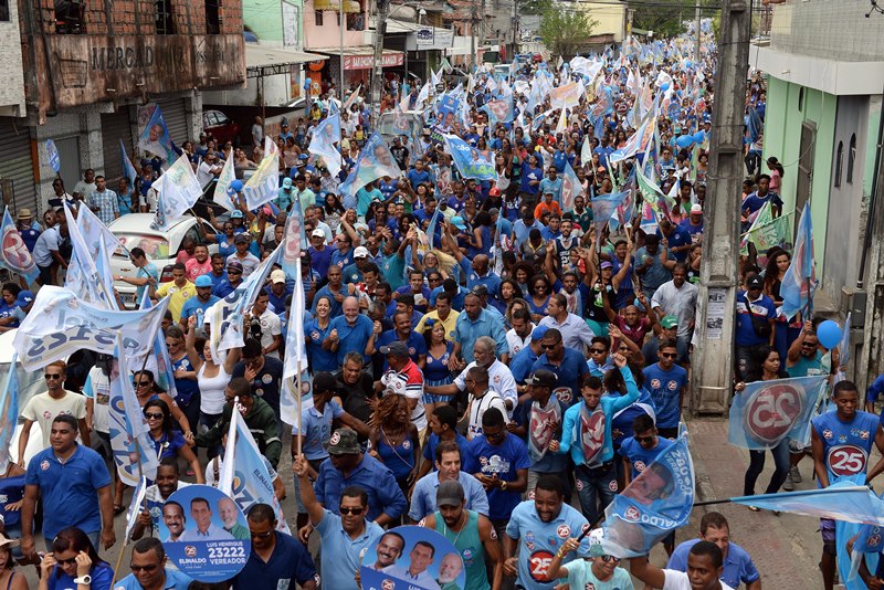 Caminhada do candidato Elinaldo Araújo (DEM) (Foto: Angelo Pontes)