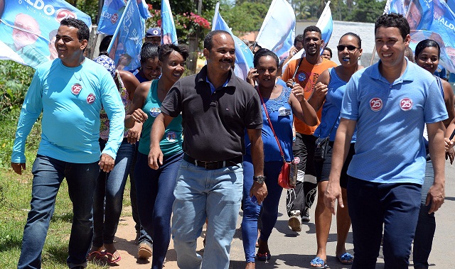 Elinaldo participou de uma caminhada no Loteamento São Bento, na localidade de Monte Gordo, na Orla do município (Foto: Angelo Pontes)