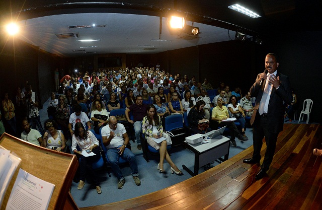 Elinaldo Araújo durante evento do MP Elinaldo Araújo durante evento do MP